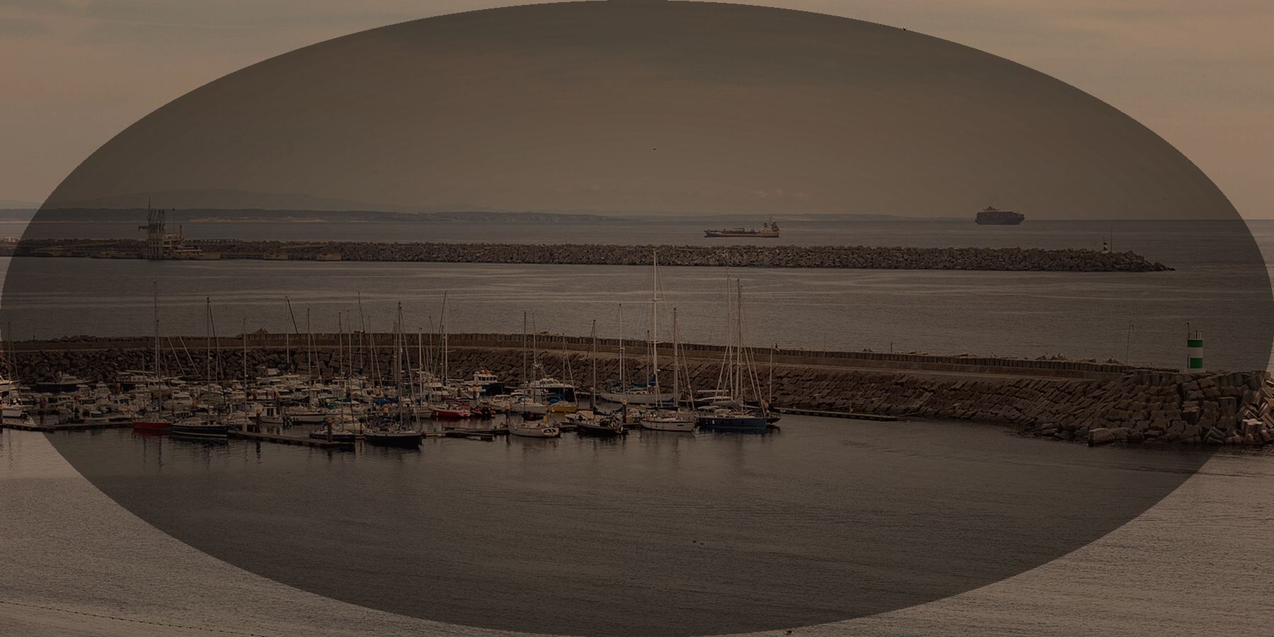 Porto de Sines ao entardecer